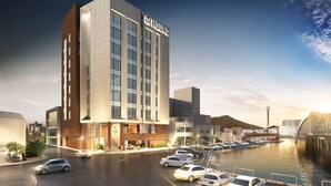 Un hôtel moderne, reconnaissable à son grand panneau « Bay Hound », doté d’un parking et offrant une vue sur le front de mer.