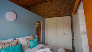 Casa geminada standard, 1 quarto, cozinha americana, no piso térreo | 1 quarto, escrivaninha, ferros/tábuas de passar roupa, Wi-Fi de cortesia
