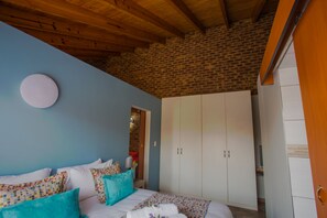 Standard Townhome, 1 Bedroom, Kitchenette, Ground Floor | 1 bedroom, desk, iron/ironing board, free WiFi - Rudman Townhouses (Boksburg)