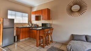 Casa geminada standard, 1 quarto, cozinha americana, no piso térreo | Cozinha americana privada | Cafeteira/chaleira, geladeira grande, micro-ondas, cooktop