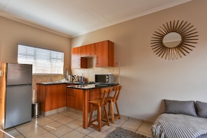 Standard Townhome, 1 Bedroom, Kitchenette, Ground Floor | Private kitchenette | Full-sized fridge, microwave, stovetop, coffee/tea maker - Rudman Townhouses (Boksburg)