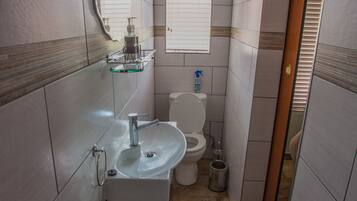 Standard Townhome, 1 Bedroom, Kitchenette, Ground Floor | Bathroom | Shower, free toiletries, hair dryer, towels