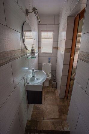 Casa de ciudad estándar, 1 habitación, cocineta, planta baja | Baño | Regadera, amenidades de baño gratuitas, secadora de cabello, toallas 
