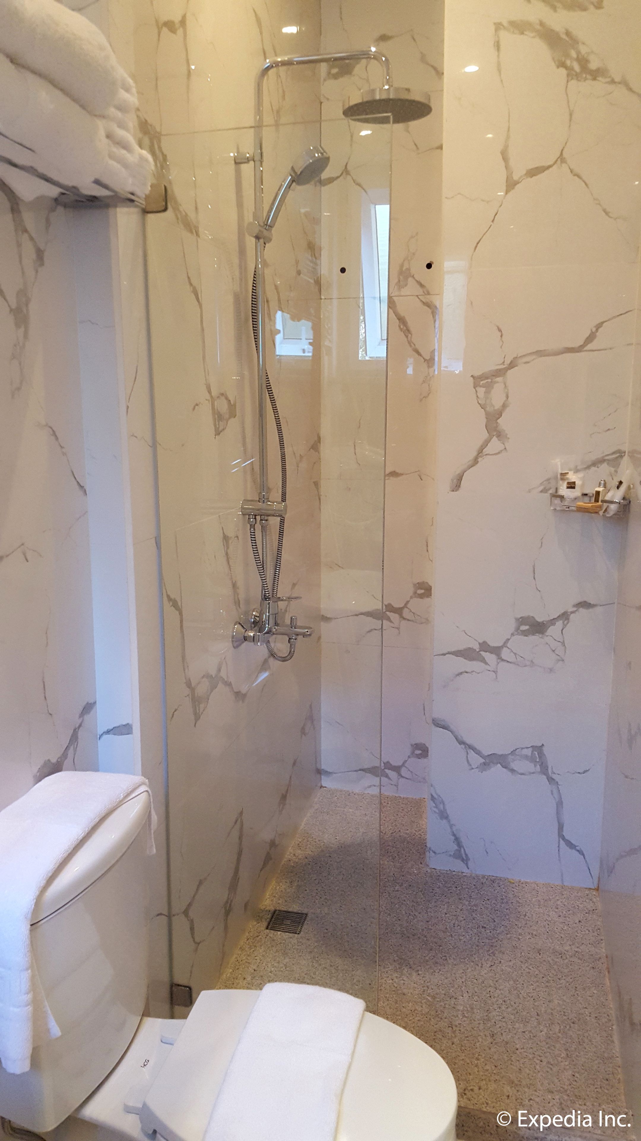 deluxe room (natalia) | bathroom shower