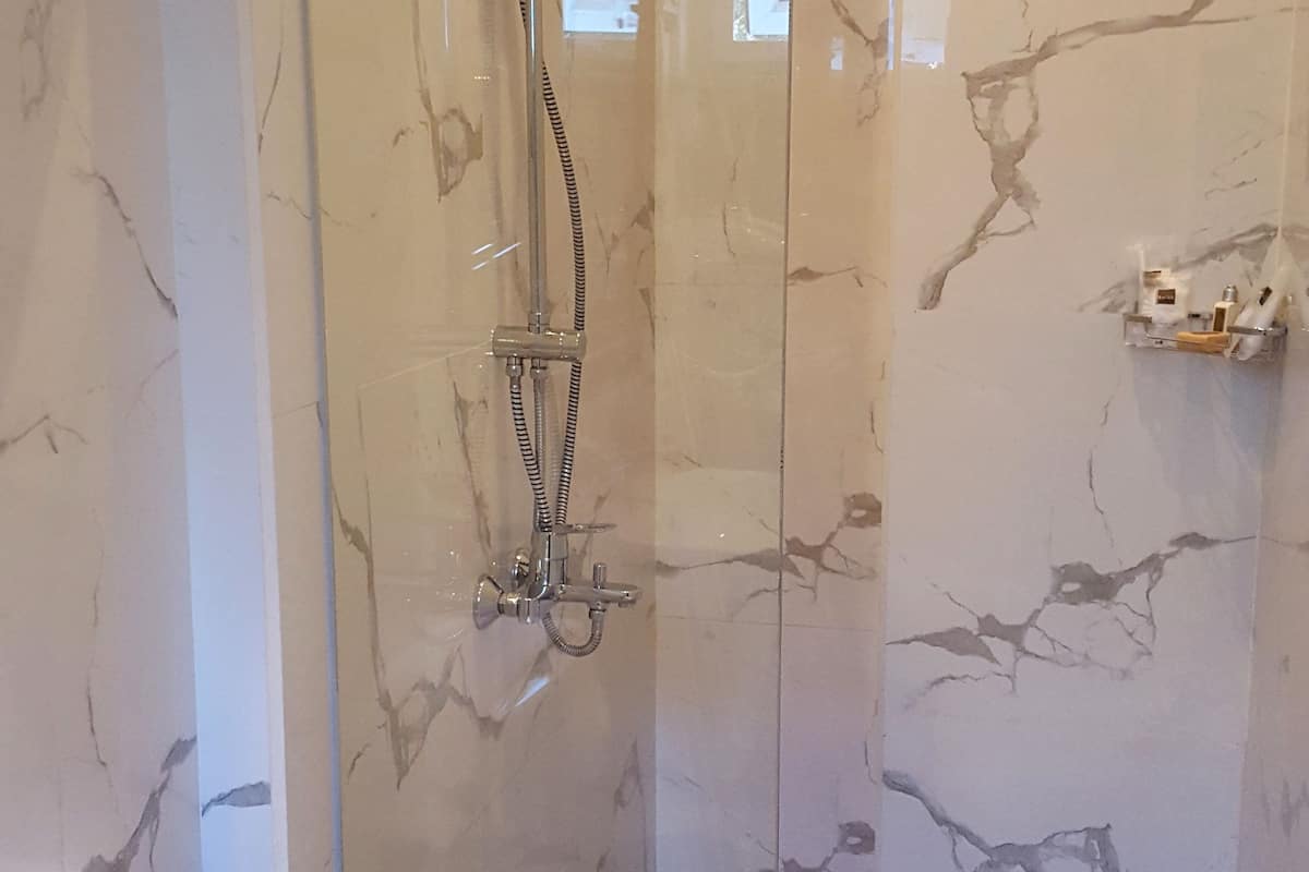 deluxe room (natalia) | bathroom shower