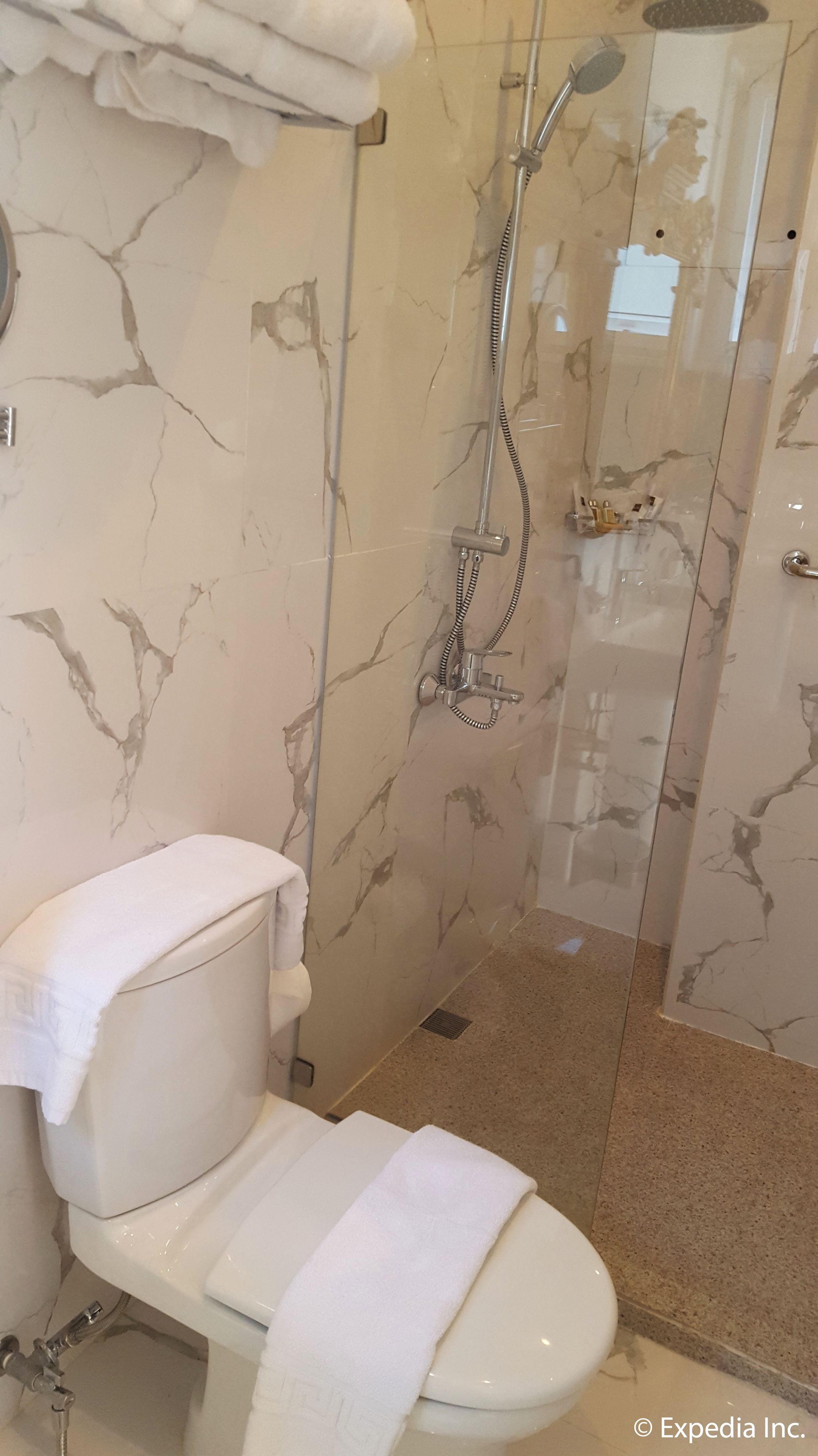 suite (cristina) | bathroom | shower, free toiletries, hair dryer, bathrobes