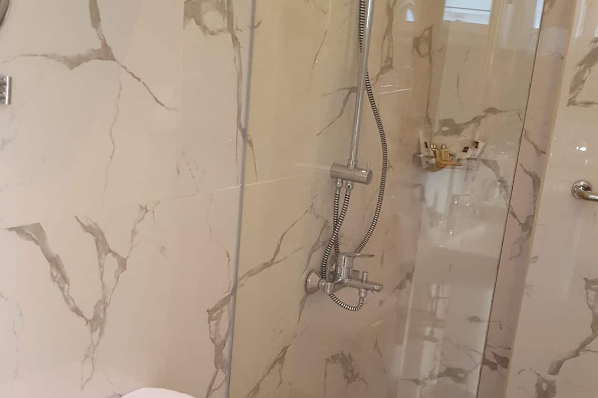 suite (cristina) | bathroom | shower, free toiletries, hair dryer, bathrobes