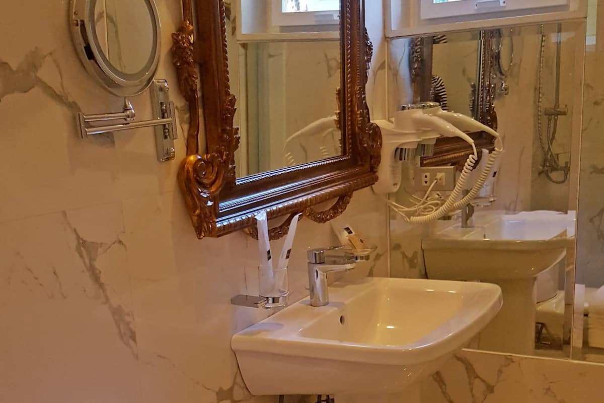 suite (petra) | bathroom | shower, free toiletries, hair dryer, bathrobes