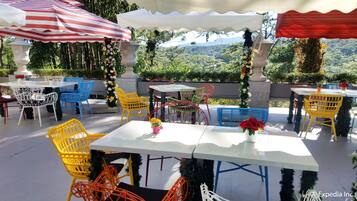 Frühstück, lokale und internationale Küche, Blick auf den Garten