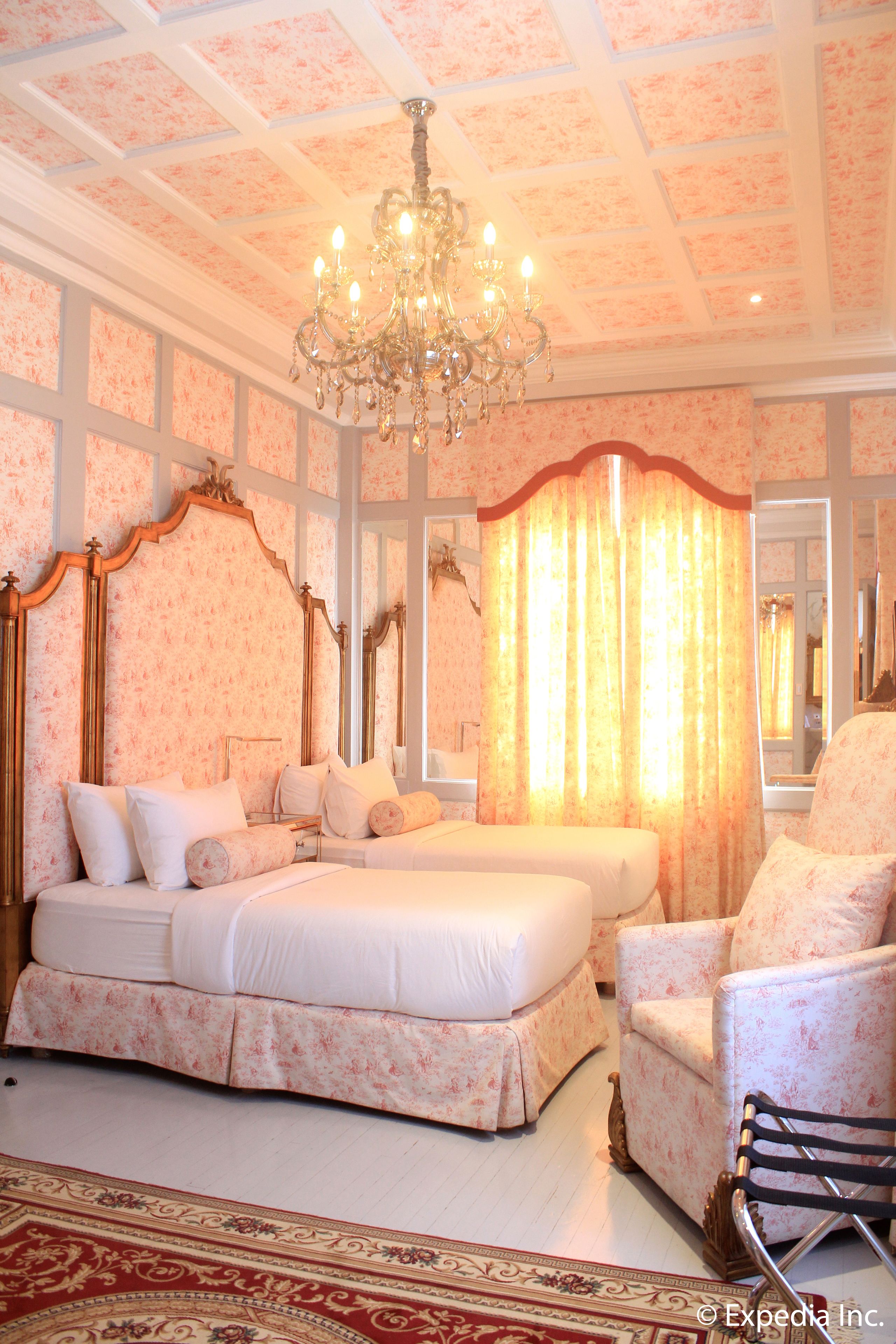 suite (cristina) | in-room safe, individually decorated, individually furnished