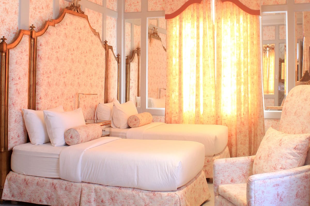 suite (cristina) | in-room safe, individually decorated, individually furnished