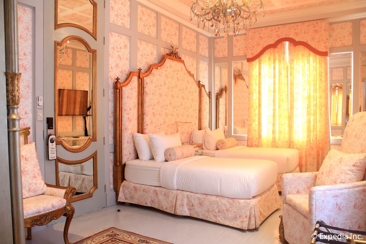 suite (cristina) | in-room safe, individually decorated, individually furnished