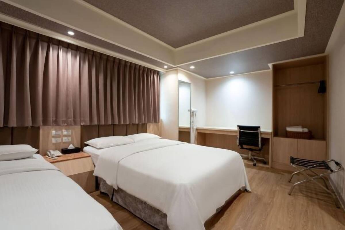 Egyptian cotton sheets, premium bedding, down duvets, pillow-top beds