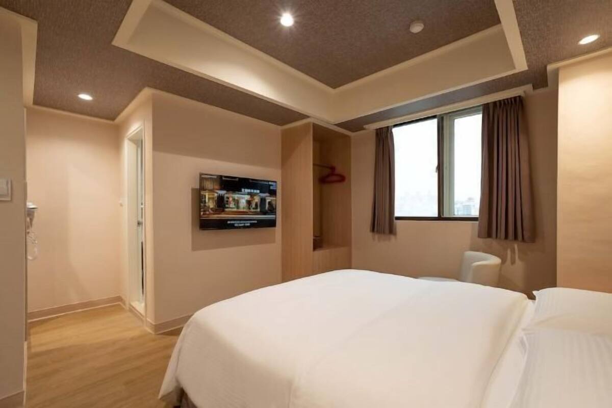 Egyptian cotton sheets, premium bedding, down duvets, pillow-top beds