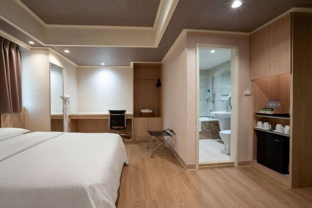 Egyptian cotton sheets, premium bedding, down duvets, pillow-top beds