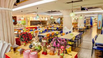 Aamiainen, lounas ja illallinen; paikallinen ja kansainvälinen keittiö