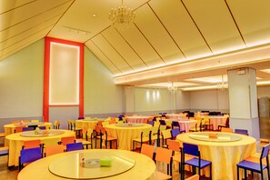 Se sirven desayunos, comidas, cenas y cocina local e internacional 