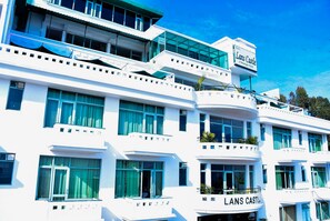 Daily buffet breakfast (INR 450 per person)