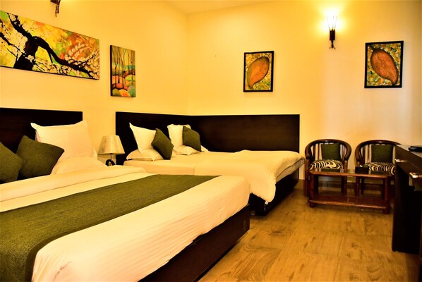 Family Room | Premium bedding, desk, rollaway beds, wheelchair access