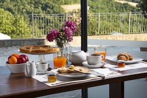 Free daily buffet breakfast