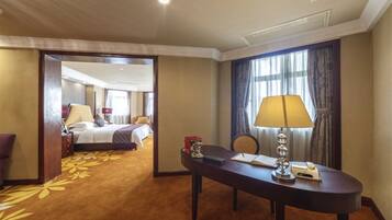 Deluxe Suite | Minibar, in-room safe, desk, blackout curtains