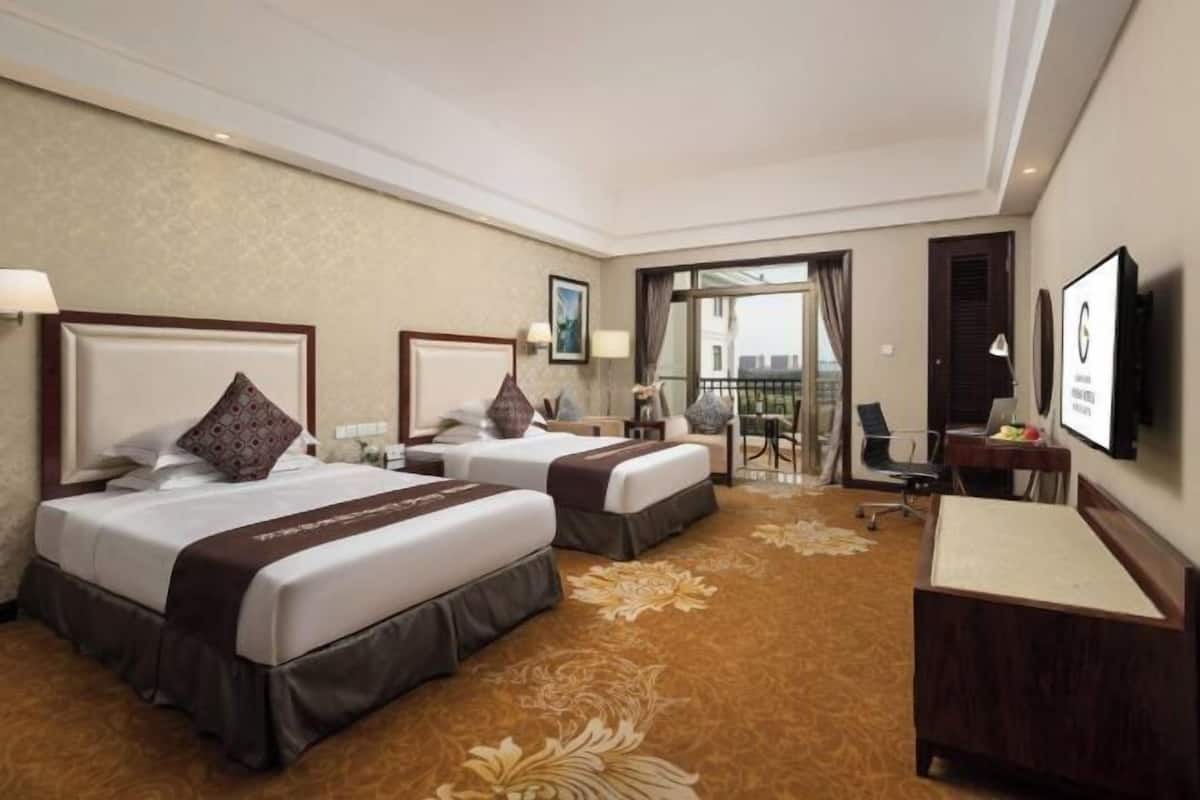 Minibar, in-room safe, desk, blackout curtains
