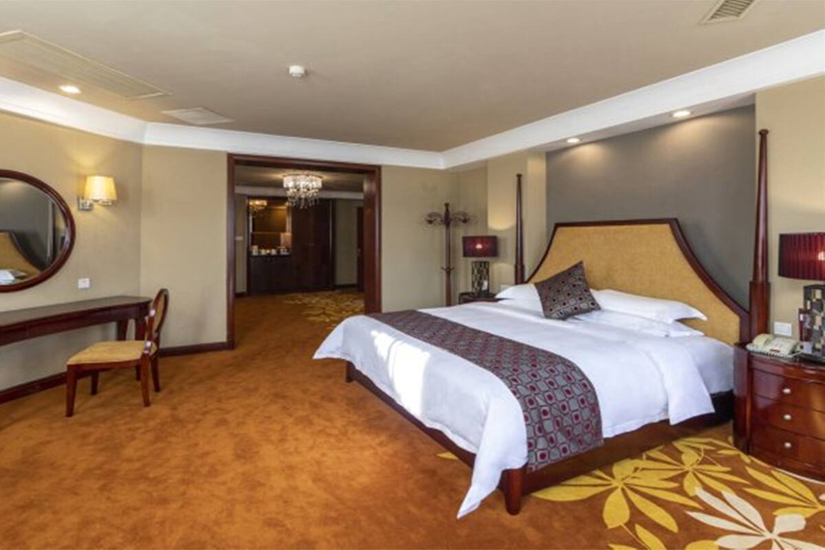 Deluxe suite | Een minibar, een kluis op de kamer, een bureau, verduisterende gordijnen