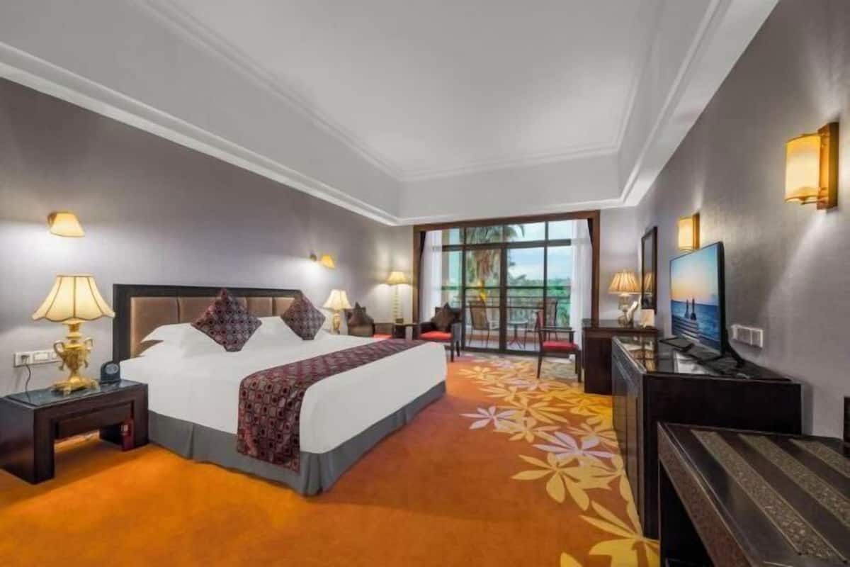 Minibar, in-room safe, desk, blackout curtains