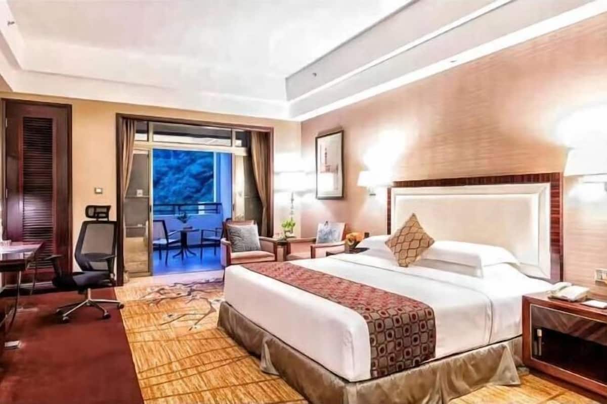 Minibar, in-room safe, desk, blackout curtains