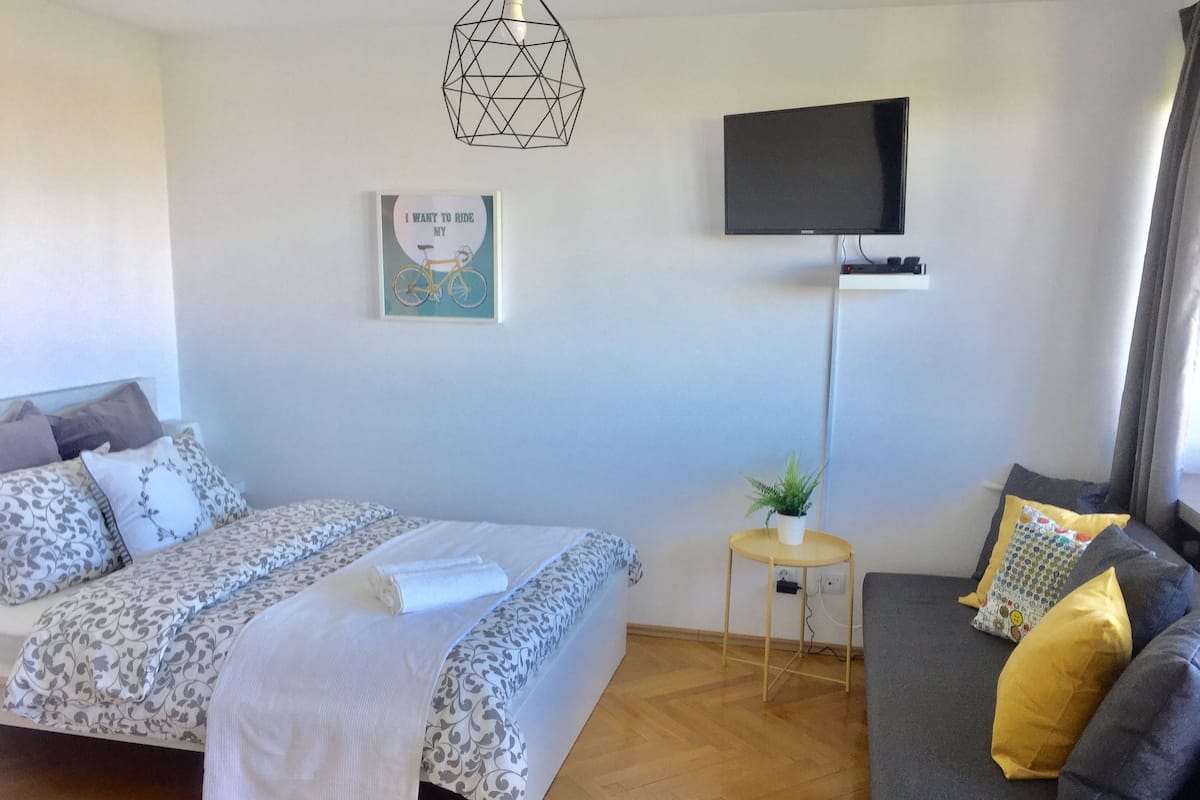 Panorama appartement, 2 slaapkamers, uitzicht op stad | 2 slaapkamers, luxe beddengoed, individueel gedecoreerd