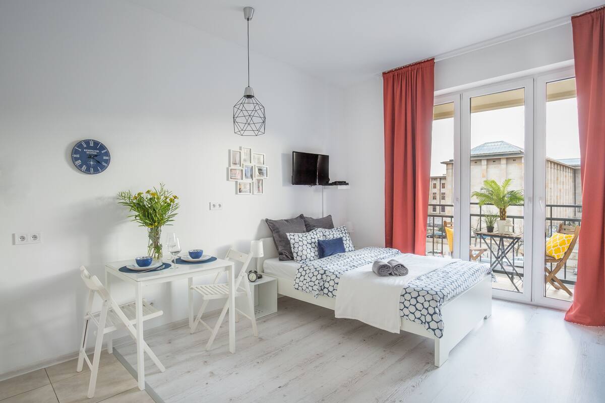 Panorama studio, 1 tweepersoonsbed met slaapbank, balkon | 2 slaapkamers, luxe beddengoed, individueel gedecoreerd