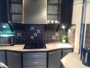Panoramic-Apartment, 2 Schlafzimmer, Stadtblick | Eigene Küche | Kühlschrank, Herdplatte, Wasserkocher mit Kaffee-/Teezubehör