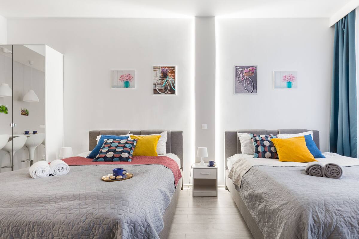 Ropa de cama de alta calidad y escritorio