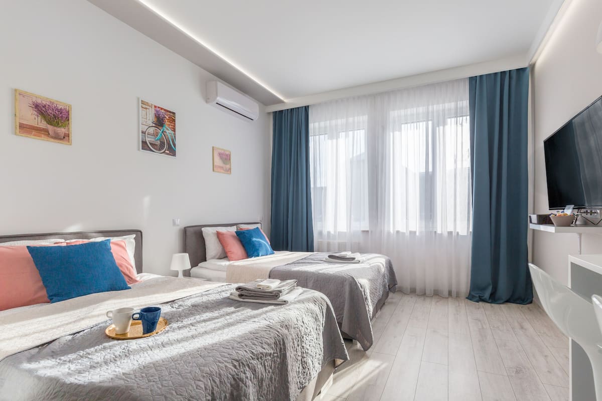 Ropa de cama de alta calidad y escritorio