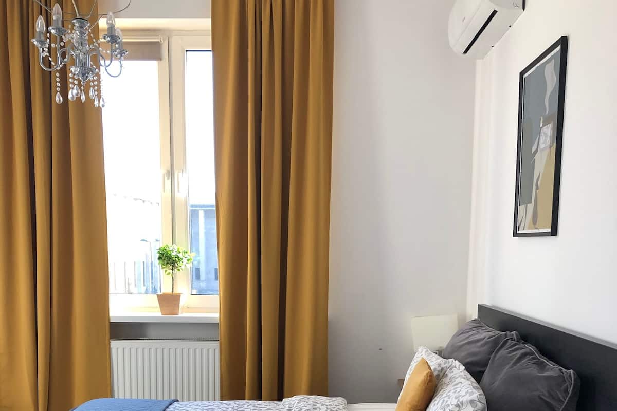 Ropa de cama de alta calidad y escritorio