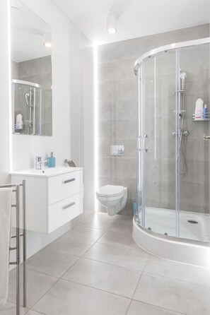Shower, hair dryer, towels