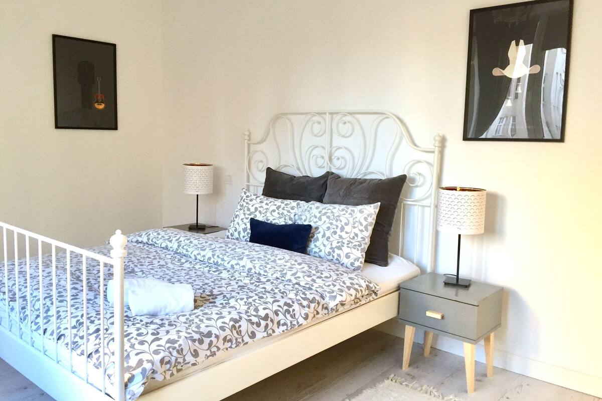 Ropa de cama de alta calidad y escritorio