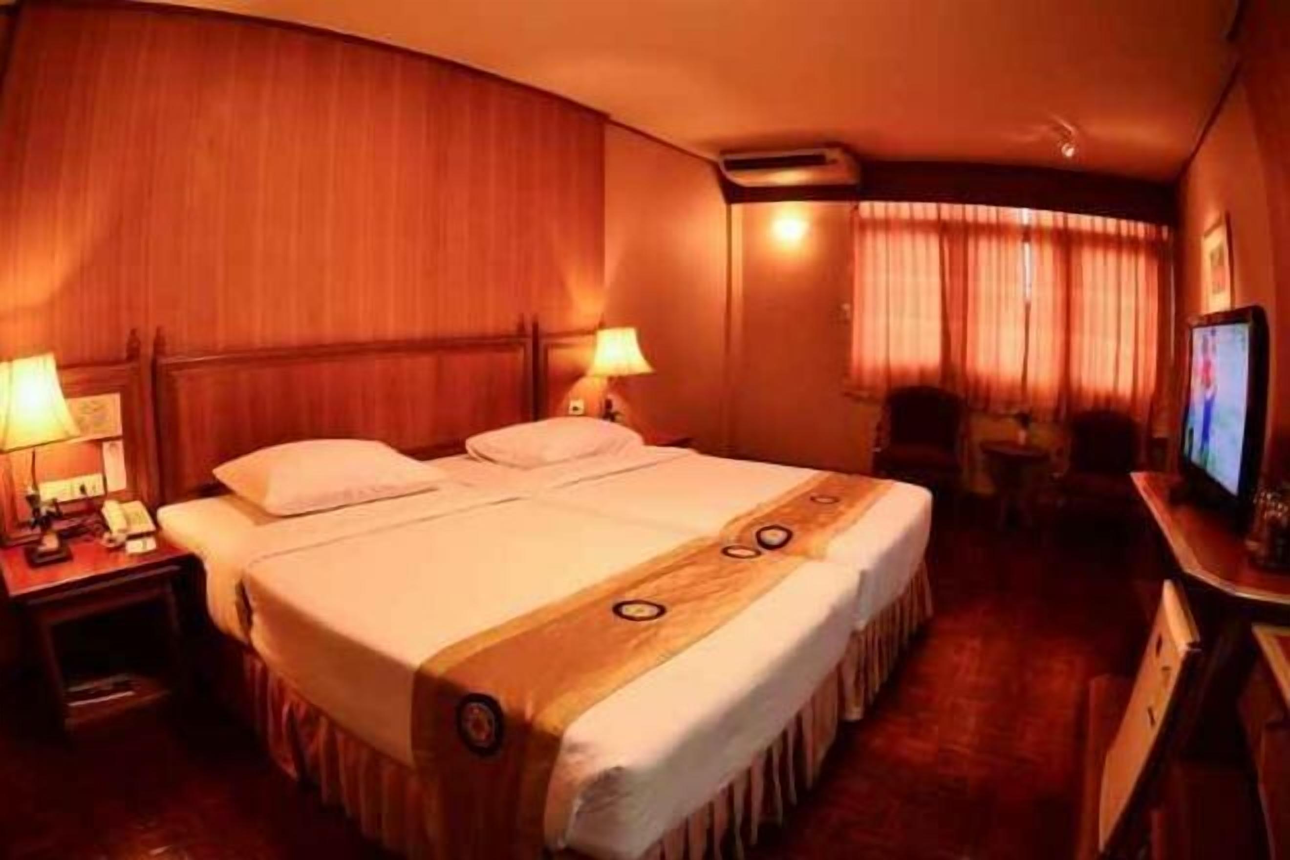 Minibar, caja fuerte, escritorio y wifi gratis