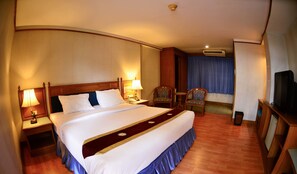 Standard Twin Room | Minibar, in-room safe, desk, free WiFi - Silom Village Inn (Bangkok)