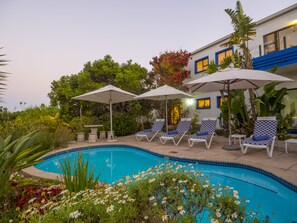 Piscina externa, funciona das 7h às 19h, guarda-sóis, espreguiçadeiras