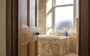 Superior-Doppelzimmer (Four Poster Bed) | Badezimmer | Dusche, kostenlose Toilettenartikel, Haartrockner, Bademäntel