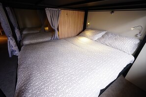 Slaapzaal, alleen vrouwen | Pillowtop-bedden, een minibar, verduisterende gordijnen