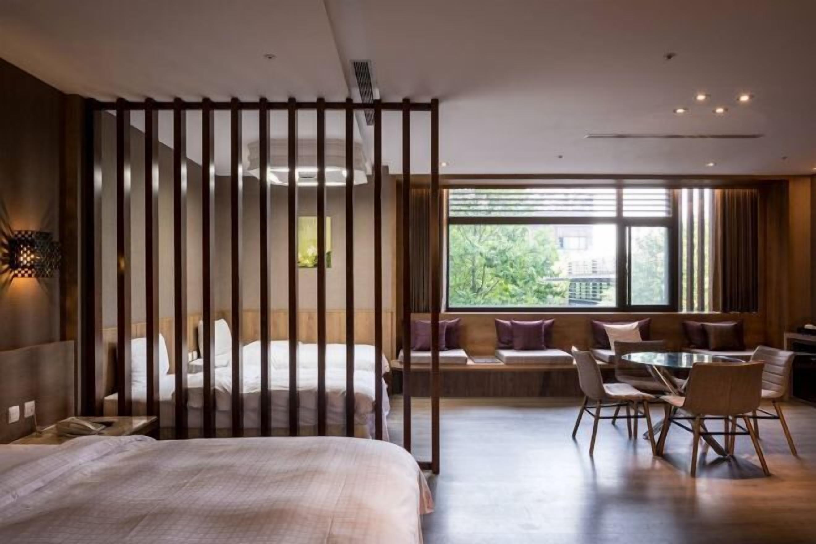 Caja de seguridad en la habitación, escritorio y insonorización 