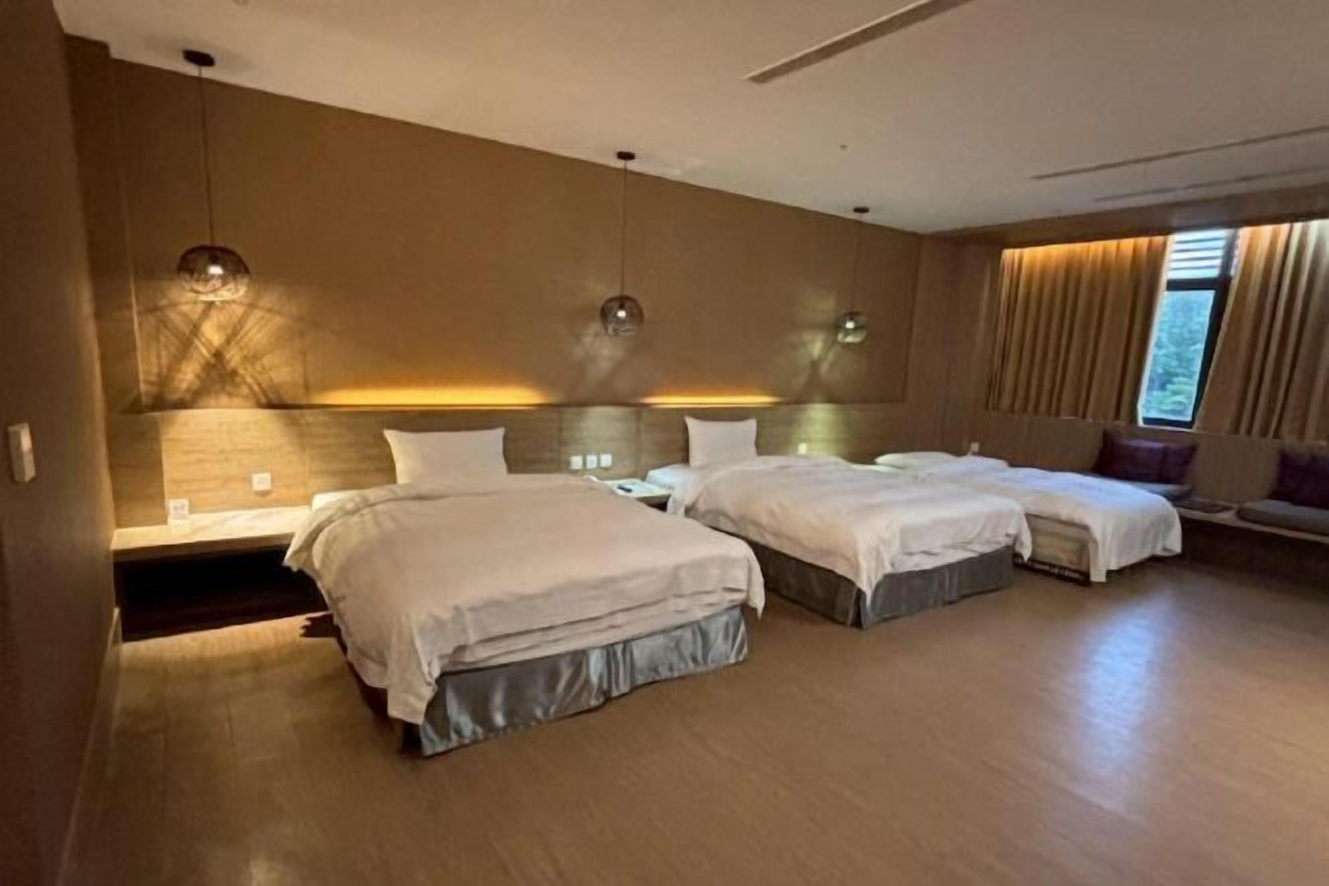 Caja fuerte, escritorio, sistema de insonorización y cunas gratuitas