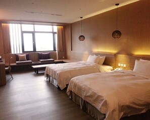 Caja de seguridad en la habitación y escritorio 