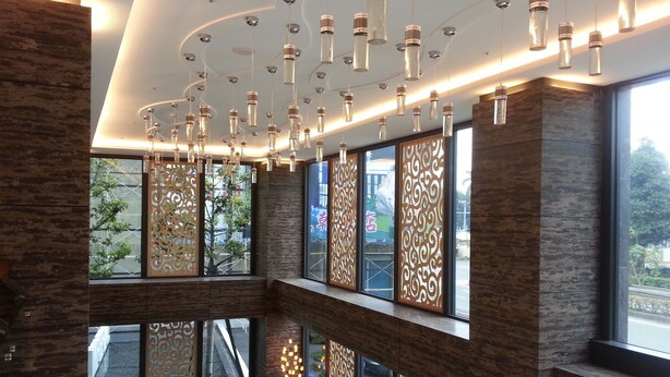 A spacious lobby with high ceilings, modern lighting, and large windows offering views of the outdoors. - Imperial Dynasty Exquisite Hotel (Dounan)