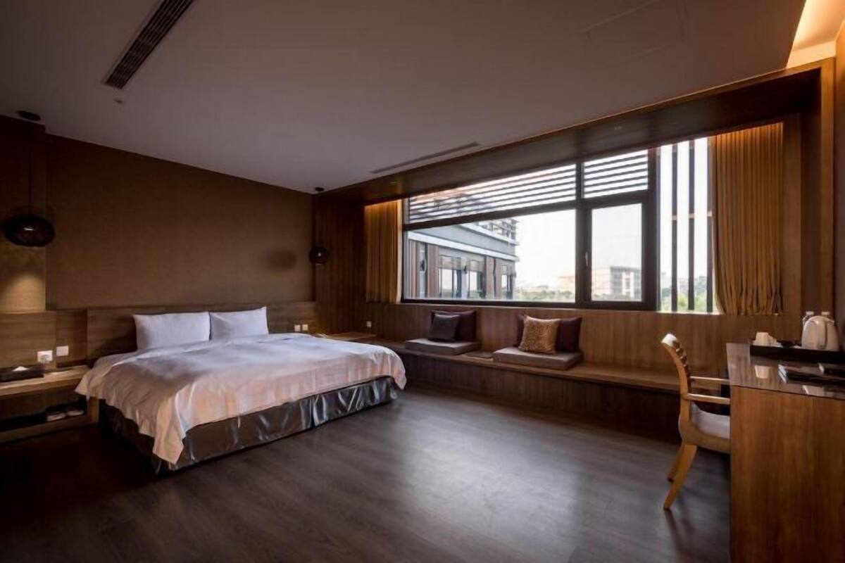 Cofres nos quartos, escrivaninha, quartos à prova de som, berços grátis