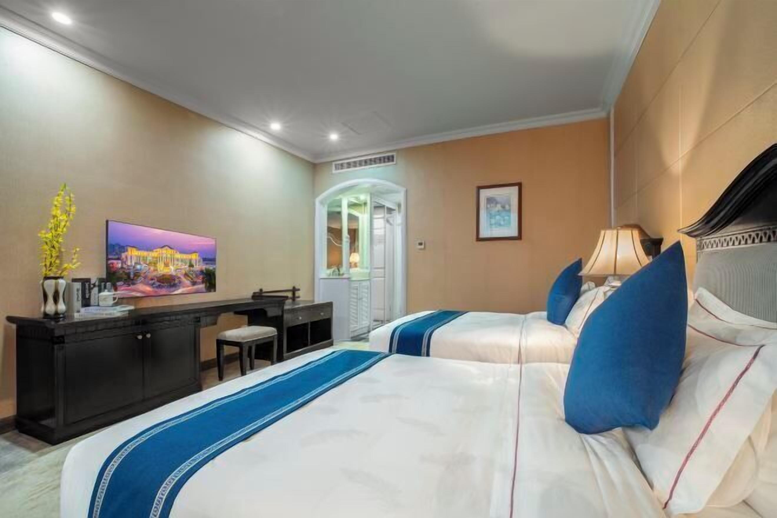 Minibar, safe på rommet, skrivebord og blendingsgardiner