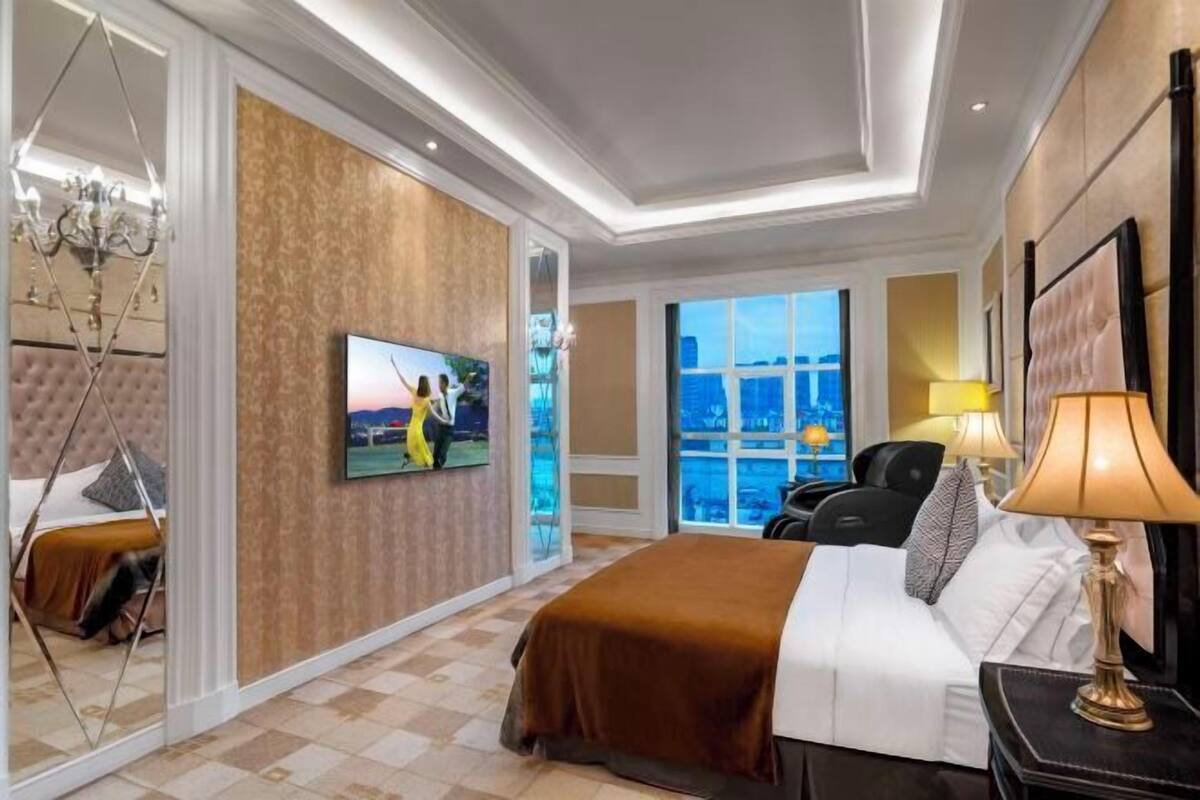 Minibar, caja fuerte, escritorio y cortinas opacas