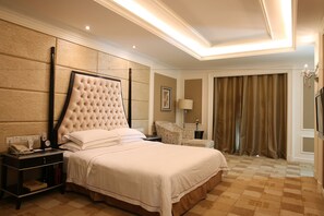 디럭스 스위트 | 미니바, 객실 내 금고, 책상, 암막 커튼